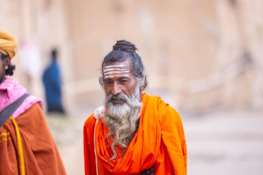 Varanasi, Uttar Pradesh, Hindistan - 19 Ocak 2024: Varanasi 'deki çetelerin yakınındaki ghat' larda insanlar. 