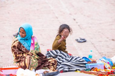 Varanasi, Uttar Pradesh, Hindistan - 19 Ocak 2024: Varanasi 'deki çetelerin yakınındaki ghat' larda insanlar. 