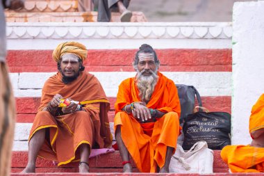 Varanasi, Uttar Pradesh, Hindistan - 19 Ocak 2024: Varanasi 'deki çetelerin yakınındaki ghat' larda insanlar. 