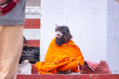 Kaşi 'de kış sabahı nehir çetelerinin yakinlarindaki ghatlarda yasli bir erkek sadhu' nun portresi..