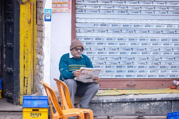 Varanasi, Uttar Pradesh, Hindistan - 19 Ocak 2024: Varanasi 'deki çetelerin yakınındaki ghat' larda insanlar.