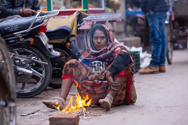 Varanasi, Uttar Pradesh, Hindistan - 19 Ocak 2024: Varanasi 'deki çetelerin yakınındaki ghatlarda yürüyen insanlar.