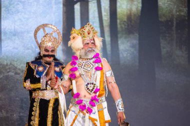 Alacakaranlık Festivali 'nde Ramlila' da ramayana karakterlerini canlandıran sanatçılar.
