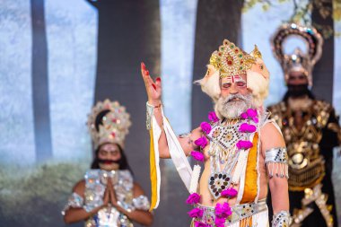 Alacakaranlık Festivali 'nde Ramlila' da ramayana karakterlerini canlandıran sanatçılar.