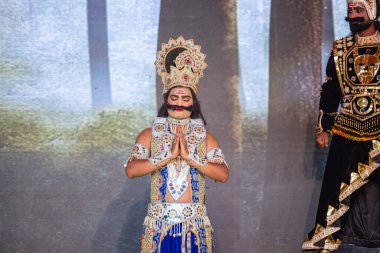 Alacakaranlık Festivali 'nde Ramlila' da ramayana karakterlerini canlandıran sanatçılar.