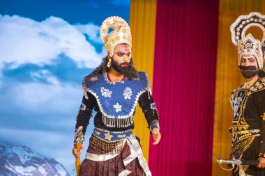 Alacakaranlık Festivali 'nde Ramlila' da ramayana karakterlerini canlandıran sanatçılar.