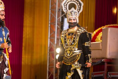 Alacakaranlık Festivali 'nde Ramlila' da ramayana karakterlerini canlandıran sanatçılar.