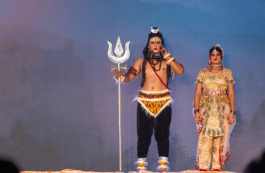 Alacakaranlık Festivali 'nde Ramlila' da ramayana karakterlerini canlandıran sanatçılar.
