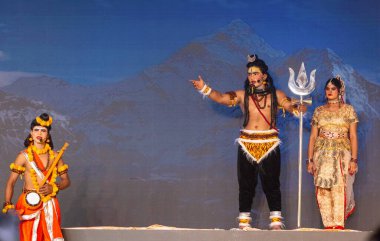 Alacakaranlık Festivali 'nde Ramlila' da ramayana karakterlerini canlandıran sanatçılar.