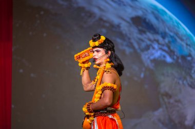 Alacakaranlık Festivali 'nde Ramlila' da ramayana karakterini canlandıran sanatçı.