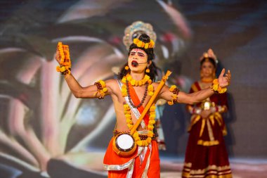 Alacakaranlık Festivali 'nde Ramlila' da ramayana karakterlerini canlandıran sanatçılar.