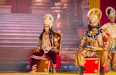 Alacakaranlık Festivali 'nde Ramlila' da ramayana karakterlerini canlandıran sanatçılar.