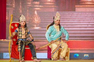 Alacakaranlık Festivali 'nde Ramlila' da ramayana karakterlerini canlandıran sanatçılar.