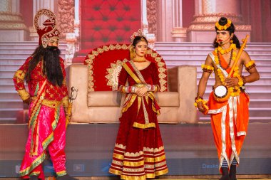 Alacakaranlık Festivali 'nde Ramlila' da ramayana karakterlerini canlandıran sanatçılar.