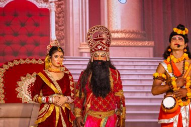 Alacakaranlık Festivali 'nde Ramlila' da ramayana karakterlerini canlandıran sanatçılar.