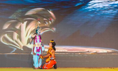 Alacakaranlık Festivali 'nde Ramlila' da ramayana karakterlerini canlandıran sanatçılar.