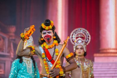 Alacakaranlık Festivali 'nde Ramlila' da ramayana karakterlerini canlandıran sanatçılar.