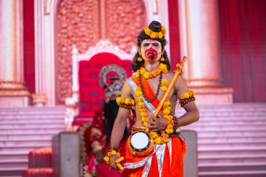 Alacakaranlık Festivali 'nde Ramlila' da ramayana karakterlerini canlandıran sanatçılar.