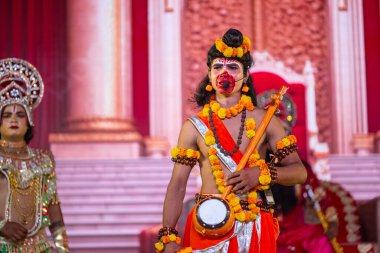 Alacakaranlık Festivali 'nde Ramlila' da ramayana karakterlerini canlandıran sanatçılar.