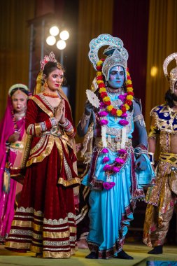 Alacakaranlık Festivali 'nde Ramlila' da ramayana karakterlerini canlandıran sanatçılar.