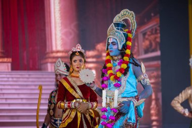 Alacakaranlık Festivali 'nde Ramlila' da ramayana karakterlerini canlandıran sanatçılar.