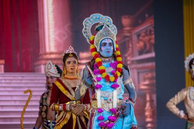 Alacakaranlık Festivali 'nde Ramlila' da ramayana karakterlerini canlandıran sanatçılar.