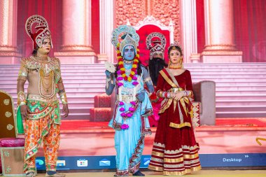 Alacakaranlık Festivali 'nde Ramlila' da ramayana karakterlerini canlandıran sanatçılar.