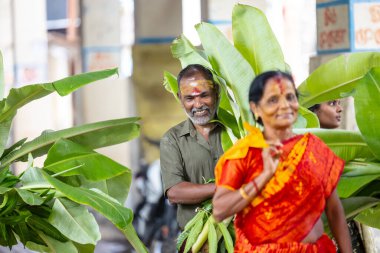 Thiruchendur, Tamilnadu, Hindistan - 10 Ekim 2024: Kulasai Dasara, ellerinde muz yaprağı ile tapınağa doğru yürüyen Hintli dindarların portresi.