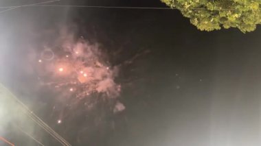 Gökyüzü Hindistan 'daki Diwali Festivali' nde havai fişek patlattı. Düşen iplerle büyük bir havai fişek patlaması. Geceleri tek bir havai fişek. Muhteşem tek havai fişek 3D görüntüleyici. 