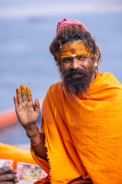 Varanasi, Uttar Pradesh, Hindistan - 19 Ocak 2024: Varanasi 'deki kutsal nehir gangası ghatlarındaki insanlar.