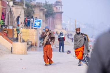 Varanasi, Uttar Pradesh, Hindistan - 19 Ocak 2024: Varanasi 'deki kutsal nehir gangası ghatlarındaki insanlar.