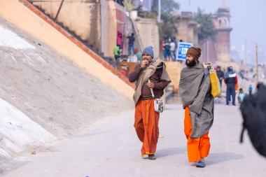 Varanasi, Uttar Pradesh, Hindistan - 19 Ocak 2024: Varanasi 'deki kutsal nehir gangası ghatlarındaki insanlar.