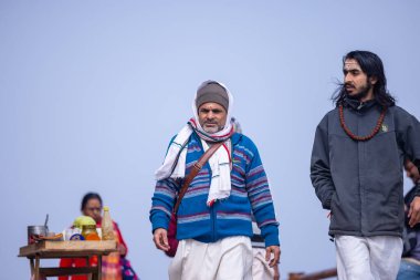 Varanasi, Uttar Pradesh, Hindistan - 19 Ocak 2024: Varanasi 'deki kutsal nehir gangası ghatlarındaki insanlar.