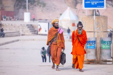 Varanasi, Uttar Pradesh, Hindistan - 19 Ocak 2024: Varanasi 'deki kutsal nehir gangası ghatlarındaki insanlar.