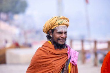 Varanasi, Uttar Pradesh, Hindistan - 19 Ocak 2024: Varanasi 'deki kutsal nehir gangası ghatlarındaki insanlar.