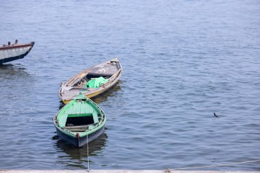 Varanasi, Uttar Pradesh, Hindistan - 18 Ocak 2024: Ahşap tekneler Varanasi 'de nehir ganga kıyılarına park edilmiştir.