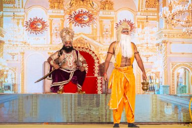 Gaziabad, Uttar Pradesh, Hindistan - 01 Ekim 2024: Düssehra Festivali sirasinda Ramlila oyunu.