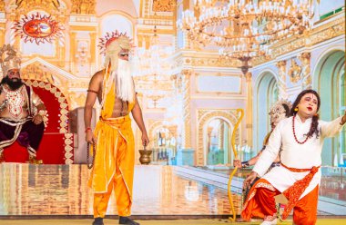 Gaziabad, Uttar Pradesh, Hindistan - 01 Ekim 2024: Düssehra Festivali sirasinda Ramlila oyunu.