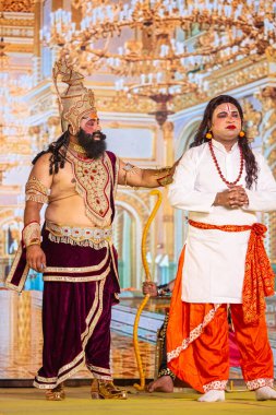 Gaziabad, Uttar Pradesh, Hindistan - 01 Ekim 2024: Düssehra Festivali sirasinda Ramlila oyunu.