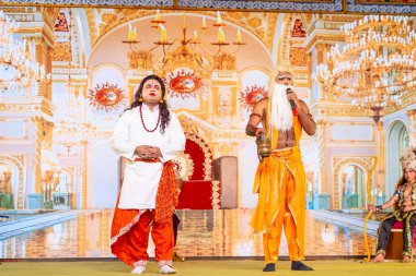 Gaziabad, Uttar Pradesh, Hindistan - 01 Ekim 2024: Düssehra Festivali sirasinda Ramlila oyunu.