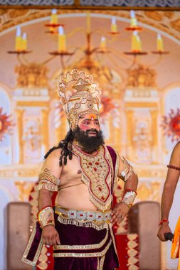 Gaziabad, Uttar Pradesh, Hindistan - 01 Ekim 2024: Düssehra Festivali sirasinda Ramlila oyunu.