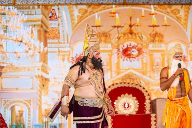 Gaziabad, Uttar Pradesh, Hindistan - 01 Ekim 2024: Düssehra Festivali sirasinda Ramlila oyunu.