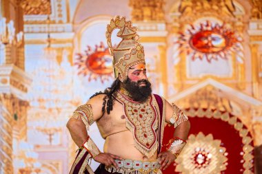 Gaziabad, Uttar Pradesh, Hindistan - 01 Ekim 2024: Düssehra Festivali sirasinda Ramlila oyunu.