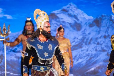 Gaziabad, Uttar Pradesh, Hindistan - 01 Ekim 2024: Düssehra Festivali sirasinda Ramlila oyunu.