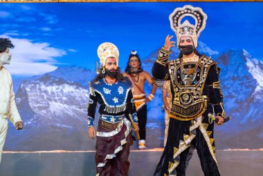 Gaziabad, Uttar Pradesh, Hindistan - 01 Ekim 2024: Düssehra Festivali sirasinda Ramlila oyunu.