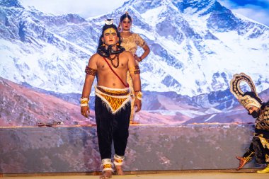 Gaziabad, Uttar Pradesh, Hindistan - 01 Ekim 2024: Düssehra Festivali sirasinda Ramlila oyunu.