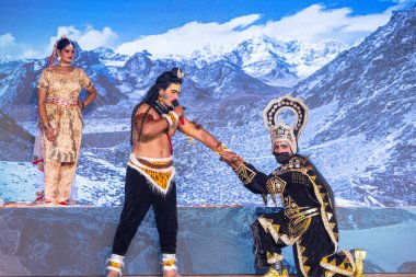 Gaziabad, Uttar Pradesh, Hindistan - 01 Ekim 2024: Alacakaranlık Festivali sırasındaki Ramlila sahnesi