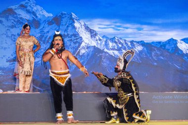 Gaziabad, Uttar Pradesh, Hindistan - 01 Ekim 2024: Alacakaranlık Festivali sırasındaki Ramlila sahnesi