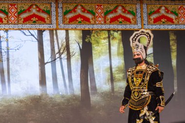 Gaziabad, Uttar Pradesh, Hindistan - 01 Ekim 2024: Alacakaranlık Festivali sırasındaki Ramlila sahnesi