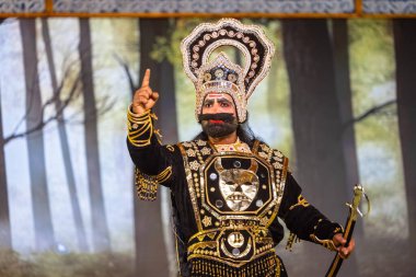 Gaziabad, Uttar Pradesh, Hindistan - 01 Ekim 2024: Alacakaranlık Festivali sırasındaki Ramlila sahnesi